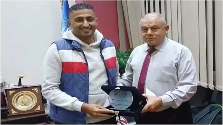 أوقف المباراة وتحول لطبيب..التونسي حكم مصري انقذ لاعب “بلع لسانه” في مباراة للناشئين