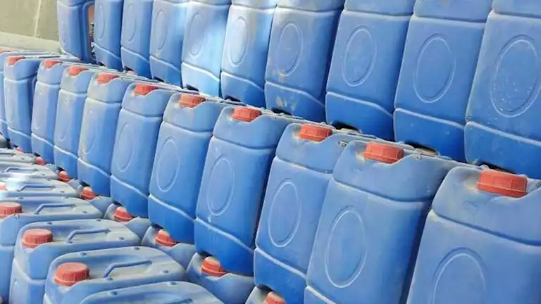 ضبط مصنع بدون ترخيص لإعادة تدوير زيوت السيارات وإعادة بيعها بالشرقية