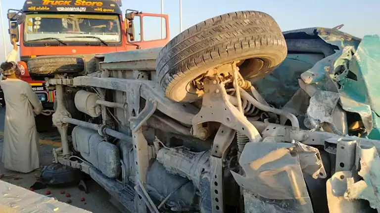 انقلاب سيارة على الصحراوي الشرقي في سوهاج.. وتوقف جزئي لحركة المرور