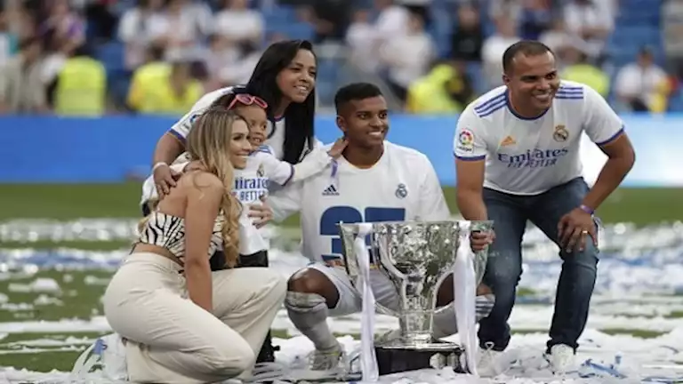 17 صورة تستعرض أبرز المعلومات عن صديقة رودريجو ووالدته وأصله