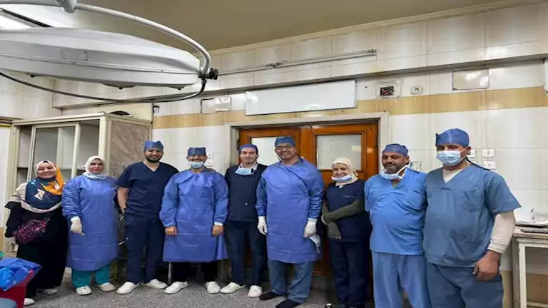 فريق طبي بجامعة أسيوط ينجح في إنقاذ بصر شاب بعملية جراحية دقيقة