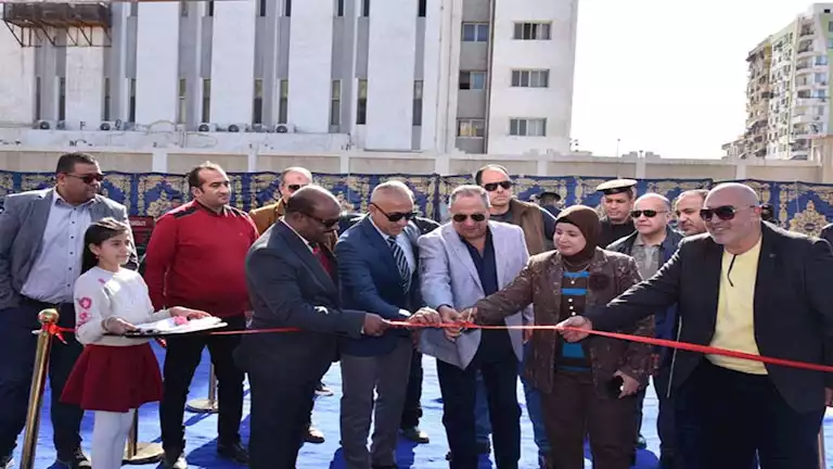 بالصور- محافظ بورسعيد يفتتح معرض “سوق اليوم الواحد” بمدينة بورفؤاد