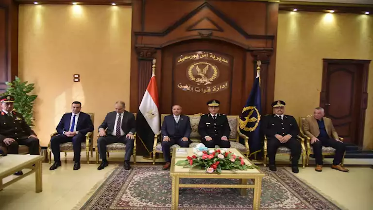 بالصور- محافظ بورسعيد ومدير الأمن يضعان إكليل الزهور على النصب التذكاري لشهداء الشرطة