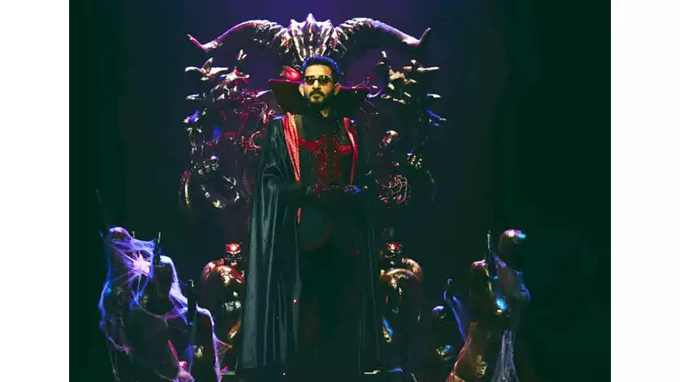 أحمد حلمي ينشر صورًا من مسرحية “بني آدم” على “انستجرام”.. ويغلق التعليقات