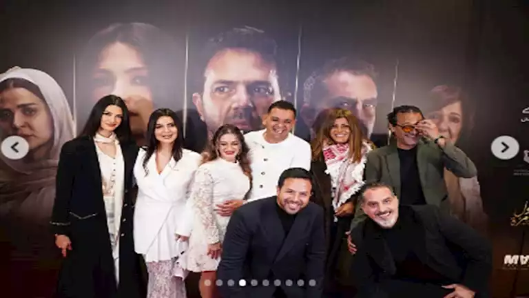 عمر الشناوي ينشر صور من العرض الخاص لفيلم “لأول مرة” مع والدته وفريق العمل