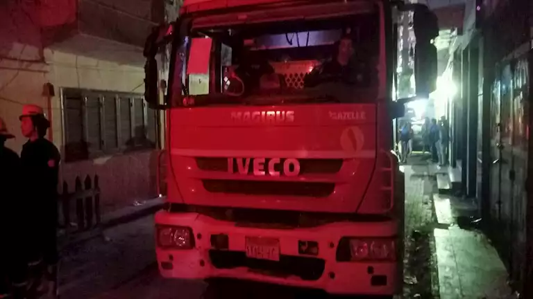 4 حالات اختناق وسط نيران شقة فيصل