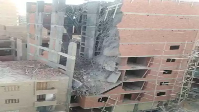 إزالة الأدوار المخالفة ببرج سكني في أسيوط بعد انهياره جزئيًا -فيديو وصور