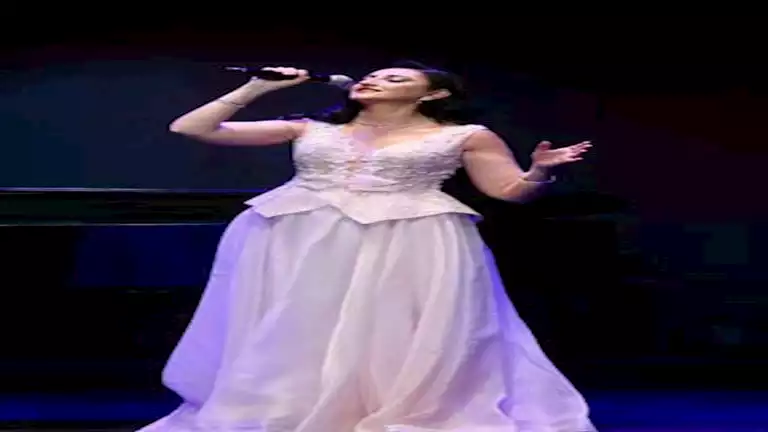 بالصور| احتفالا بعيد الحب.. أميرة سليم تغني لـ فريد الأطرش وشادية ونجاة