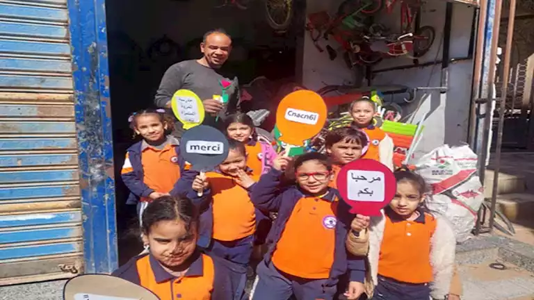 من الإدارة التعليمية إلى الشوارع.. أطفال الطور يُكرمون العاملين في مختلف القطاعات -صور