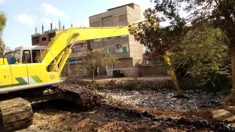 بعد استياء المحافظ ومغادرته القرية.. تحرك عاجل بشأن تجمعات القمامة في “كفر الترعة” (صور)