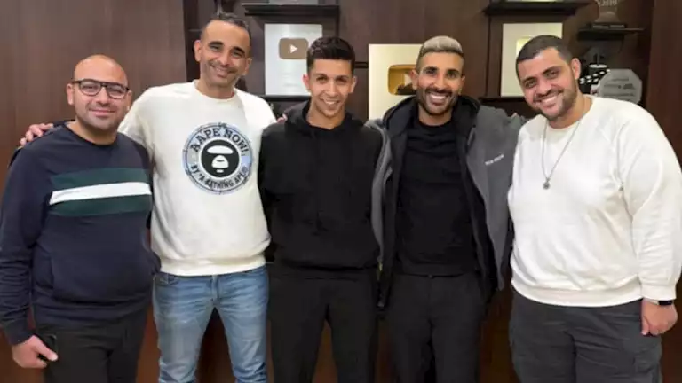 أول تعليق من مؤلف “ألف تحية للناس الحقيقية” بعد استعانة وزير الطاقة السعودي بالأغنية