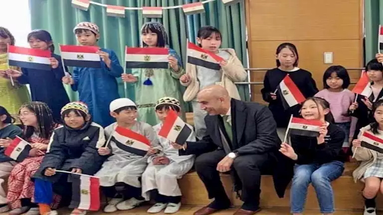 طلاب مدرسة مدينة “تاما” اليابانية يستقبلون وزير التعليم بالنشيد الوطني المصري