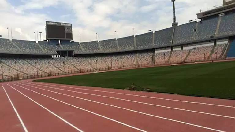 “بتراك أحمر”.. نيولوك استاد القاهرة قبل مباراة القمة (صور)