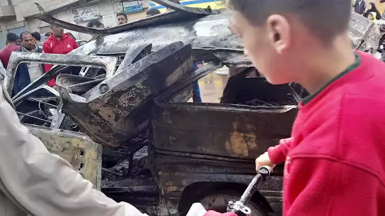 تفحم سيارة سرفيس اشتعلت بها النيران أثناء سيرها في البحيرة -صور