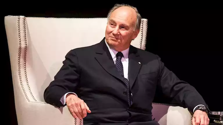 بالصور.. أهالى أسوان ينتظرون وصول جثمان الأمير كريم أغاخان لبدء الجنازة الرسمية