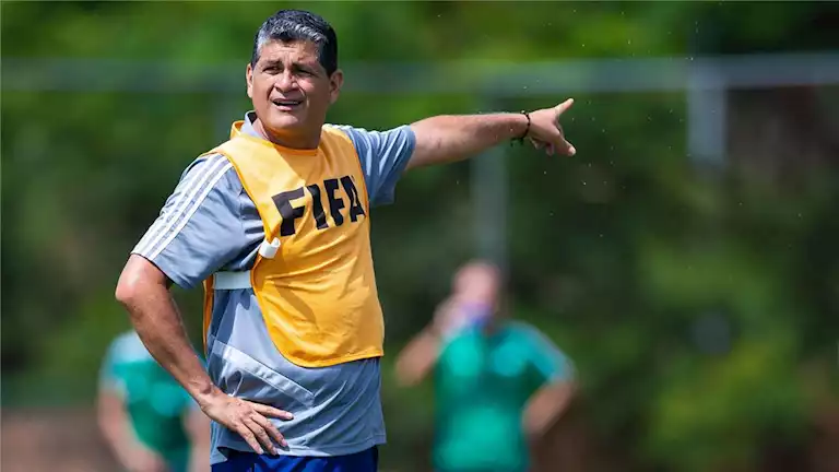 من هو الحكم الكولومبي السابق أوسكار جوليان رويز ؟