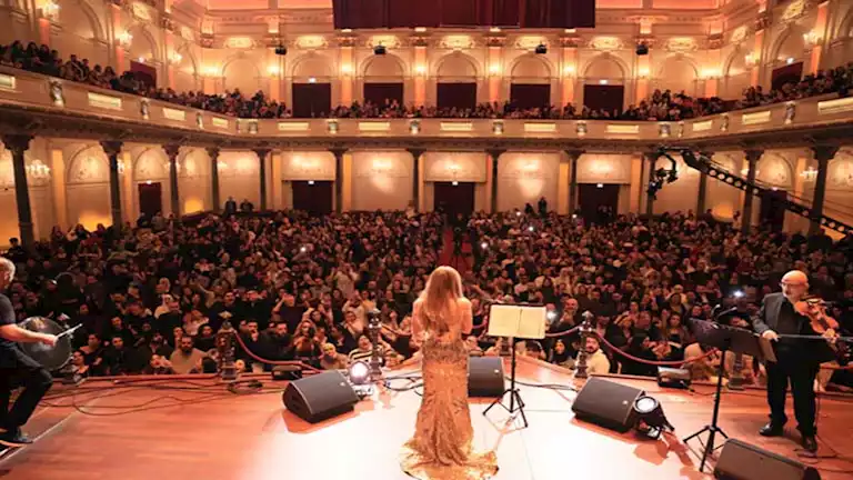 نجوى كرم تخطف الأنظار بحفلها الغنائي في أمستردام