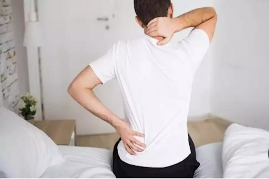 ما أسباب وأعراض آلام الظهر المزمنة؟