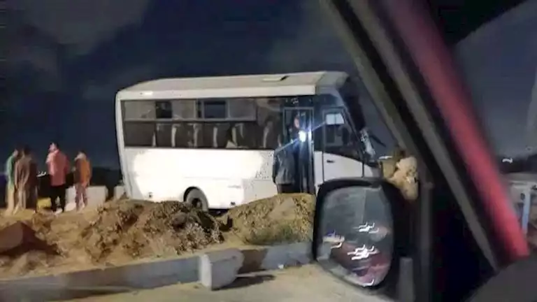 مصرع مجند وإصابة 3 أفراد شرطة في تصادم أتوبيس بسيارتين على طريق الجلالة