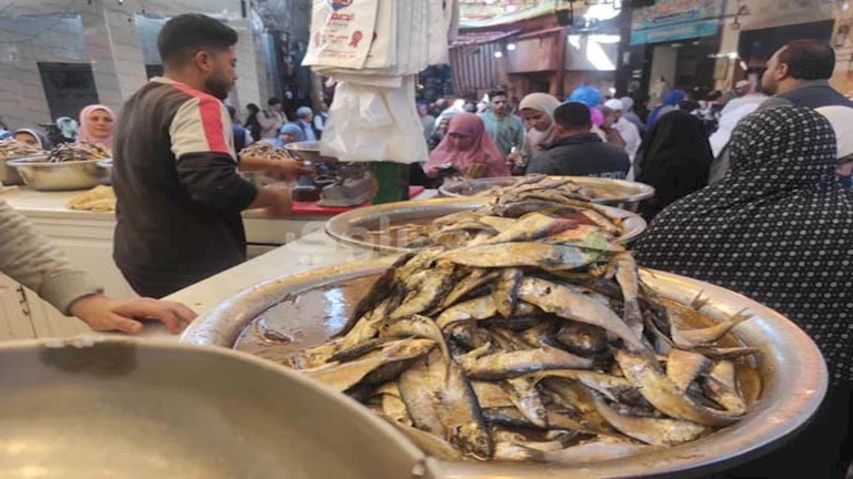 الكيلو بـ 350 جنيها.. زحام على أسواق الأسماك المملحة قبل العيد بالبحيرة
