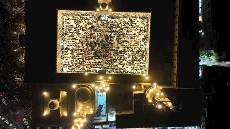 4 صور جوية ليلية للجامع الأزهر في ليلة 28 رمضان