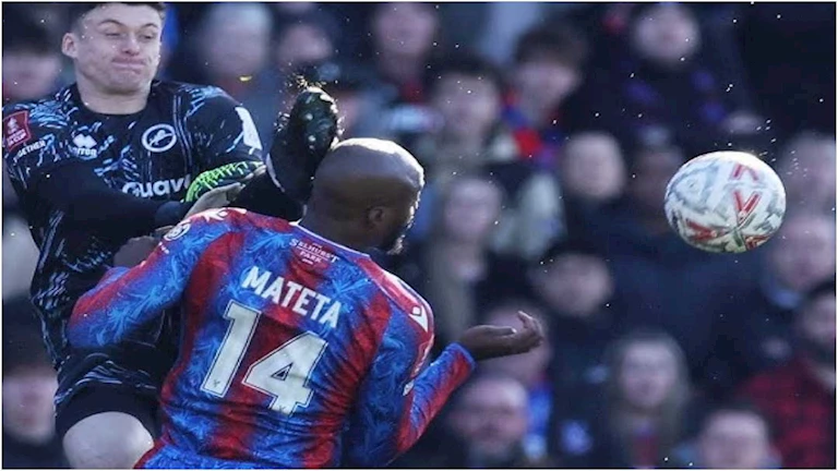 خروج لاعب كريستال بالاس ماتيتا من المستشفى بعد “التدخل العنيف”