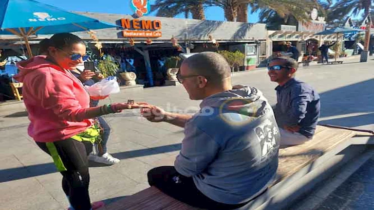 فرحة رمضان.. “كاتي” مسيحية توزع الفوانيس على المسلمين في دهب (صور)