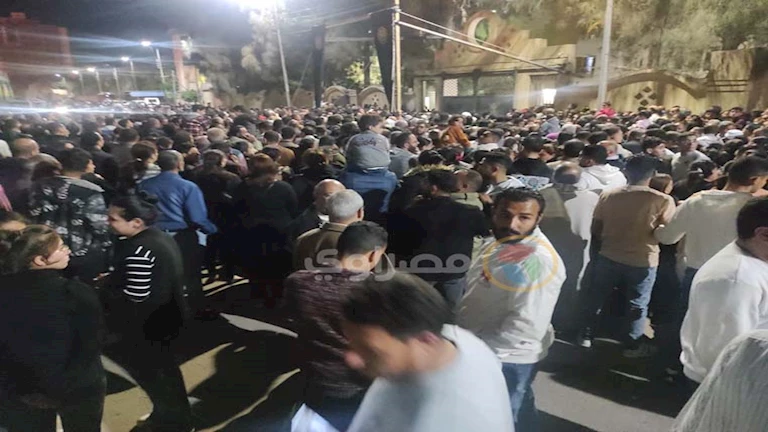 الآلاف يودعون الأنبا باخوميوس أمام مطرانية البحيرة (فيديو وصور)