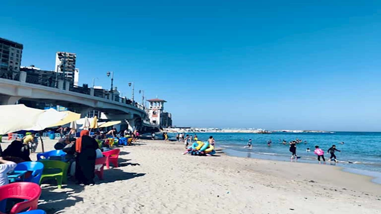 الرايات صفراء.. إقبال متوسط على شواطئ الإسكندرية في أول أيام عيد الفطر -صور