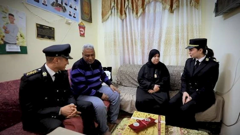 الداخلية تشارك أسر شهداء الشرطة الاحتفال بعيد الفطر وتوزع هدايا الرئيس عليهم