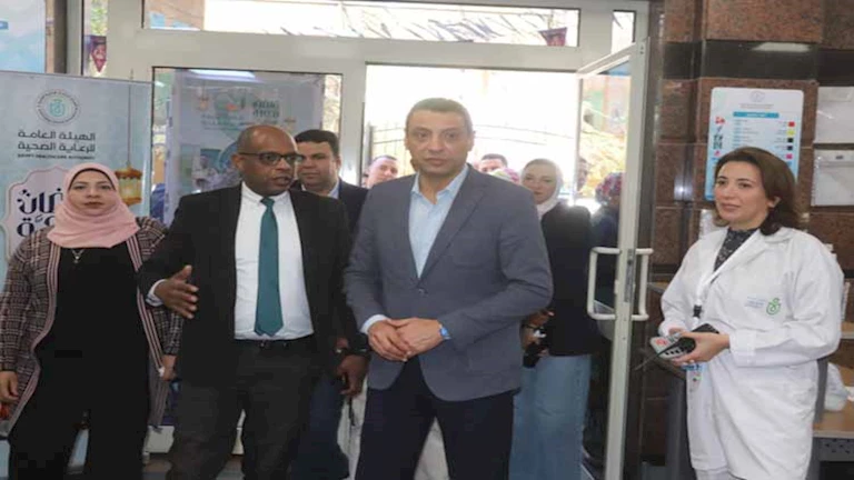محافظ السويس يتابع عمل المراكز الطبية في العيد (صور)