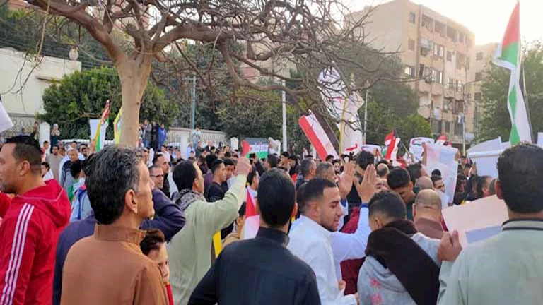 تحت عنوان لا للتهجير .. أهالي بنها ينظمون وقفة تضامنية بعد صلاة العيد (فيديو وصور)