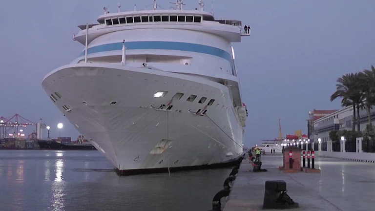 طولها 193 مترًا .. وصول السفينة السياحية “Astoria Grande” لميناء الإسكندرية- صور