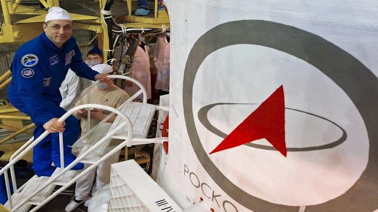 بعد خروجها عن مدارها.. مركبة فضاء تُعيد رائدين إلى الأرض