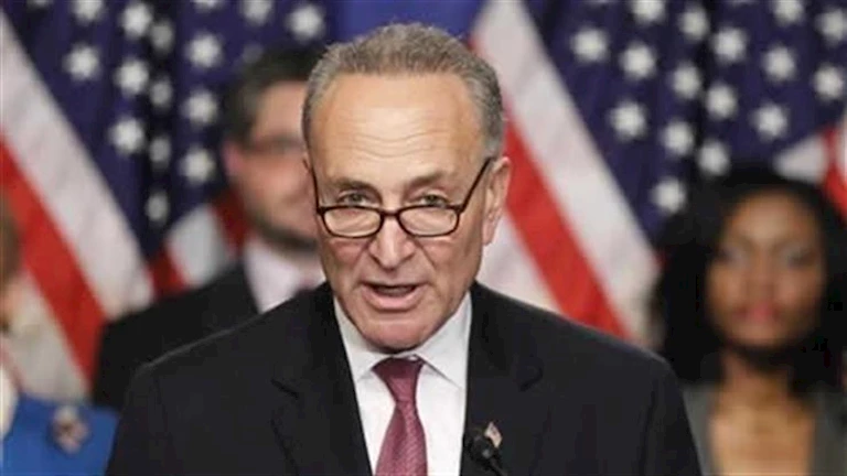 زعيم الأقلية بالشيوخ الأمريكي: مضت 100 يوم من الجحيم مع ترامب