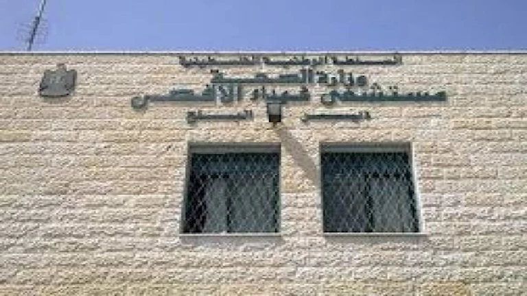 جيش الاحتلال يستهدف مبنى العيادات الخارجية بمستشفى شهداء الأقصى وسط غز