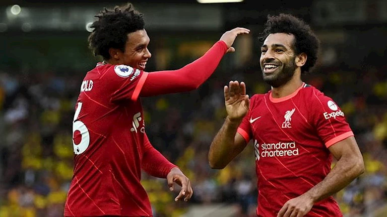 هل وجه ليفربول رسالة لألكسندر أرنولد خلال فيديو تجديد صلاح؟