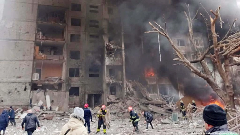 أوكرانيا تتوعد برد قاس بعد مقتل 34 شخصًا في هجوم روسي