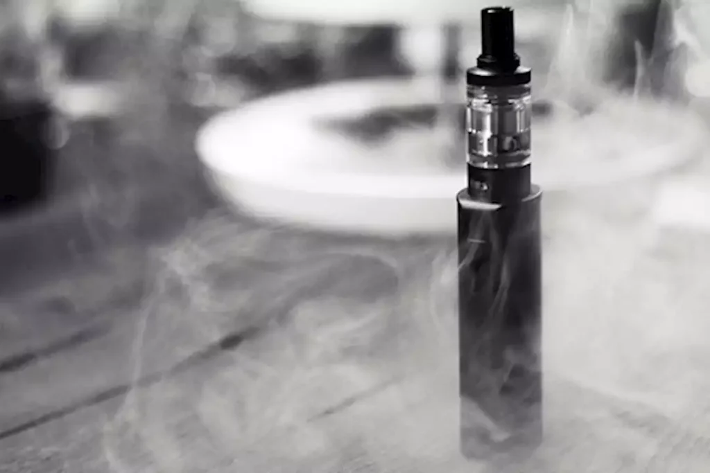 من أمراض القلب إلى السرطان.. كيف تهدد السجائر الإلكترونية حياة الأطفال