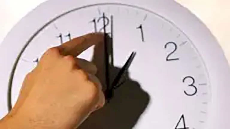 بدء العمل بالتوقيت الصيفي 2025.. قدم ساعتك 60 دقيقة