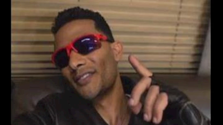 محمد رمضان يروج لأحدث أغانيه “لسه بدري عليه”