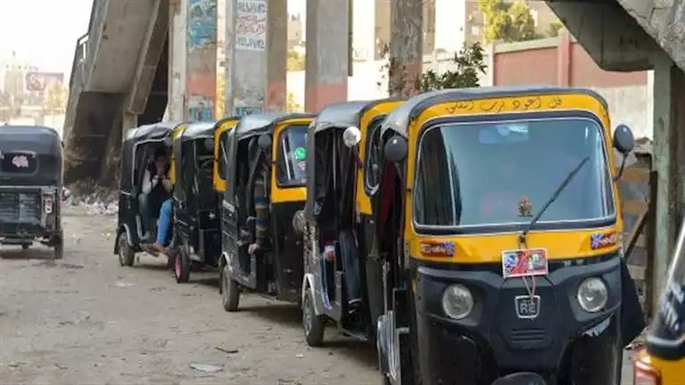 عمالة أطفال وتسرب من التعليم.. دراسة حكومية تطالب بتقنين التوك توك وإنشاء مواقف له وتحديد عدد ركابه