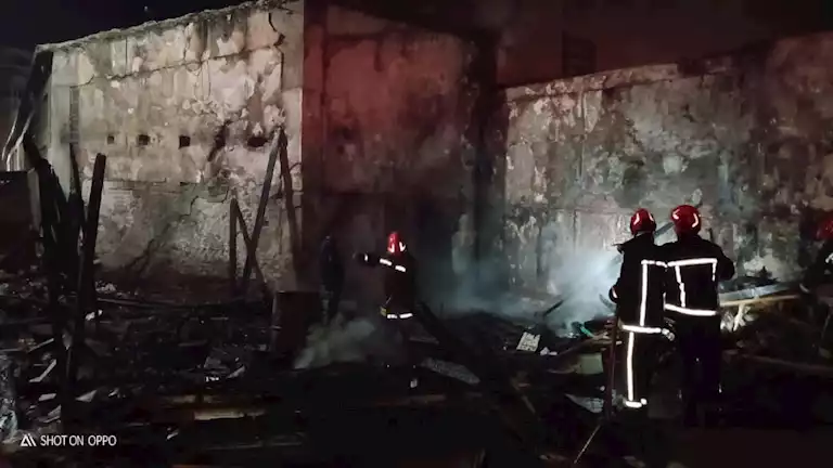 اندلاع حريق خلف مستشفى الرمد وسقوط طفل من الثالث بالجيزة