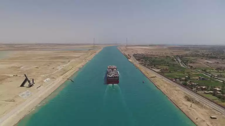 السادات حسمها منذ 50 سنة.. هل يجوز إعفاء أمريكا من رسوم قناة السويس؟