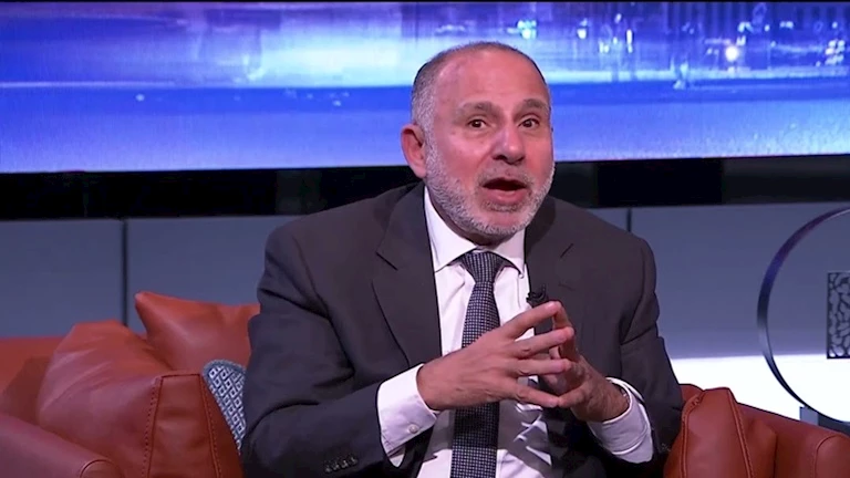 كيفية التخلص من فرط التفكير؟.. أستاذ طب نفسي يجيب