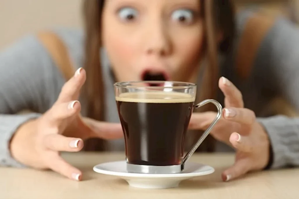 هذا ما يحدث لجسمك بعد تناول القهوة في منتصف النهار
