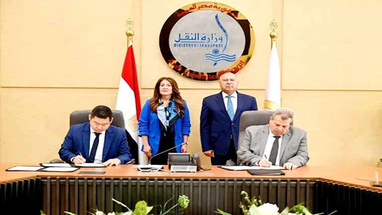 صور.. توقيع 3 عقود مع شركة أمريكية لتوريد وتطوير جرارات السكة الحديد