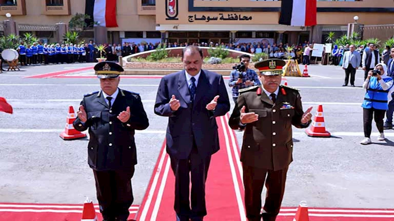 محافظ سوهاج يضع إكليل الزهور على النصب التذكاري في العيد القومي للمحافظة- صور