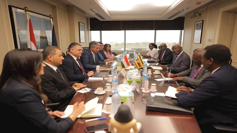وزير السياحة يبحث مع نظيره الأوغندي تنفيذ برامج سياحية مشتركة بين البلدين