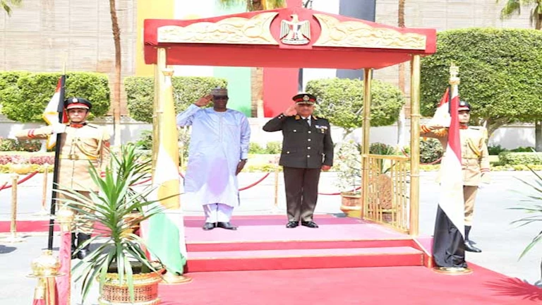 الفريق عبدالمجيد صقر يلتقى وزير دفاع النيجر لبحث زيادة التعاون المشترك